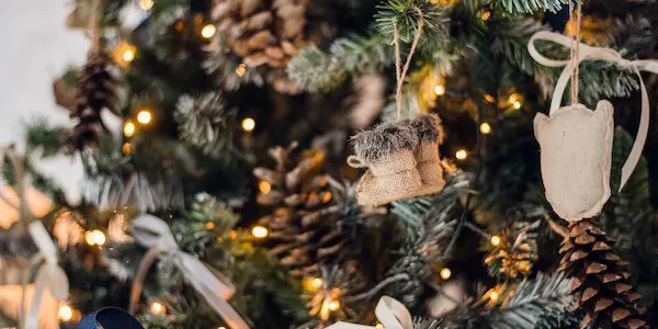 Choinki w stylu rustykalnym – inspiracje na święta i porady